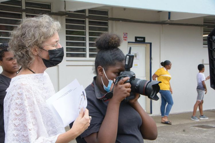 Une constante dans les projets menés par Marie Manecy : les participants manipulent le matériel photo professionnel et sont acteurs en photo.